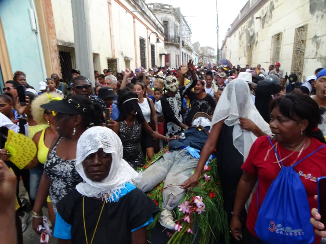 Pleurs et joie lors de l'enterrement de San Pedro à Camagüey