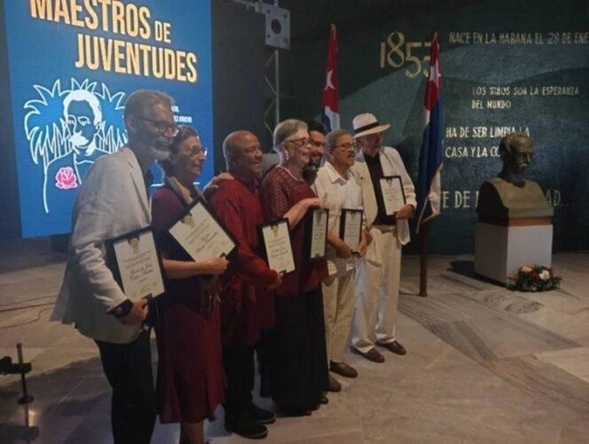 Maîtres de la jeunesse, élancés comme nos palmiers