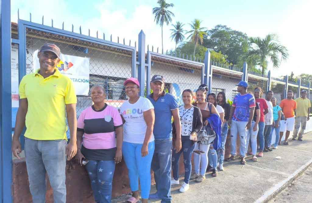 Venezolanos salieron a votar temprano y en paz en consulta popular (+ Fotos)