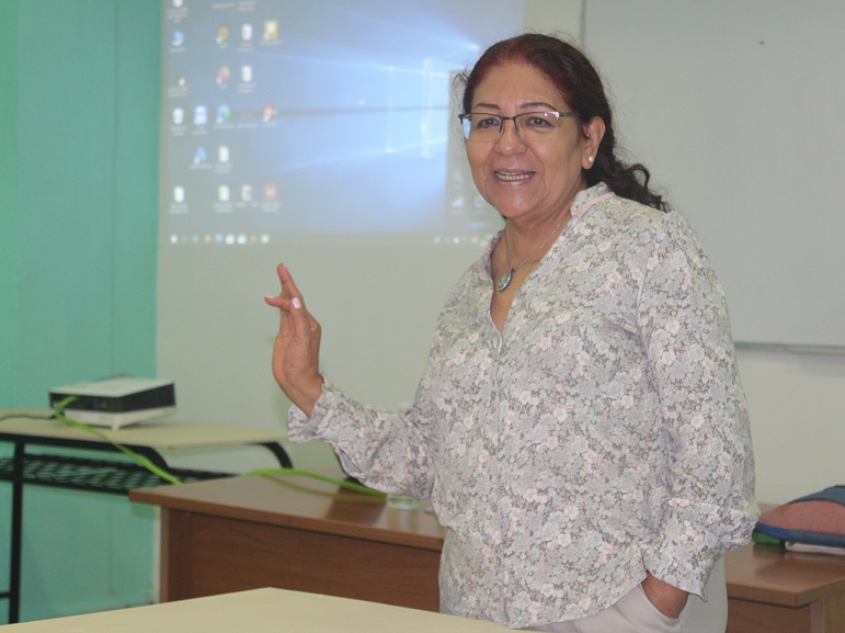 Profesora mexicana imparte curso en universidad camagüeyana