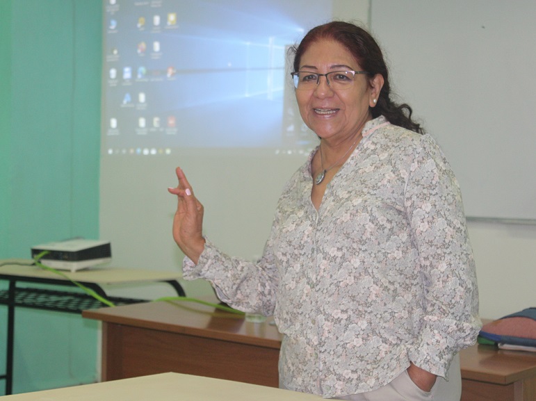 Profesora mexicana imparte curso en universidad camagüeyana