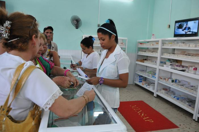 Farmacéuticos cubanos: vocación de servir con responsabilidad y consagración