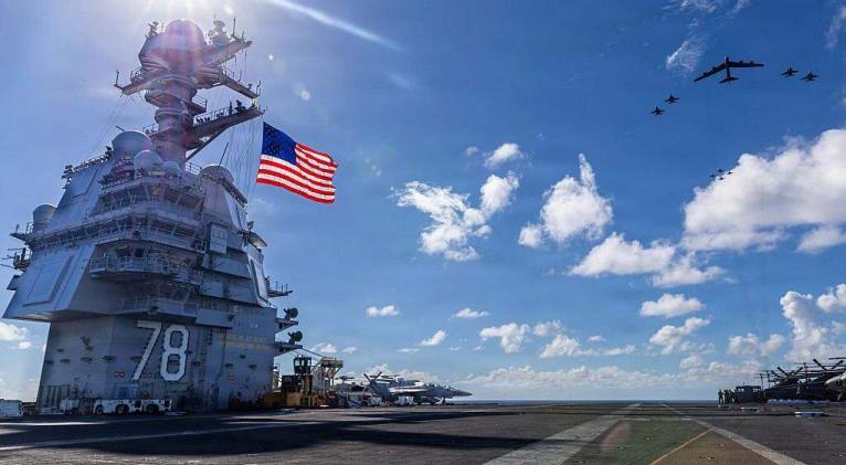 Hegseth visita portaviones de EEUU desplegado en el Caribe para agradecer a las tropas