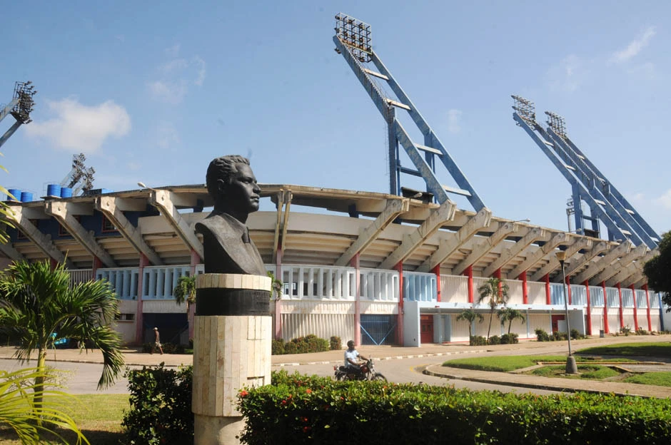  Alistan estadio beisbolero Cándido González para Serie Nacional 