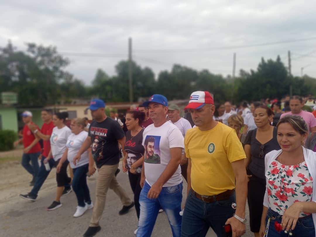 Cuba: des étudiants de Santa Clara rendent hommage à Che Guevara