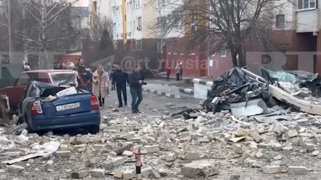 Parte de un edificio colapsa tras un bombardeo de Ucrania contra Bélgorod