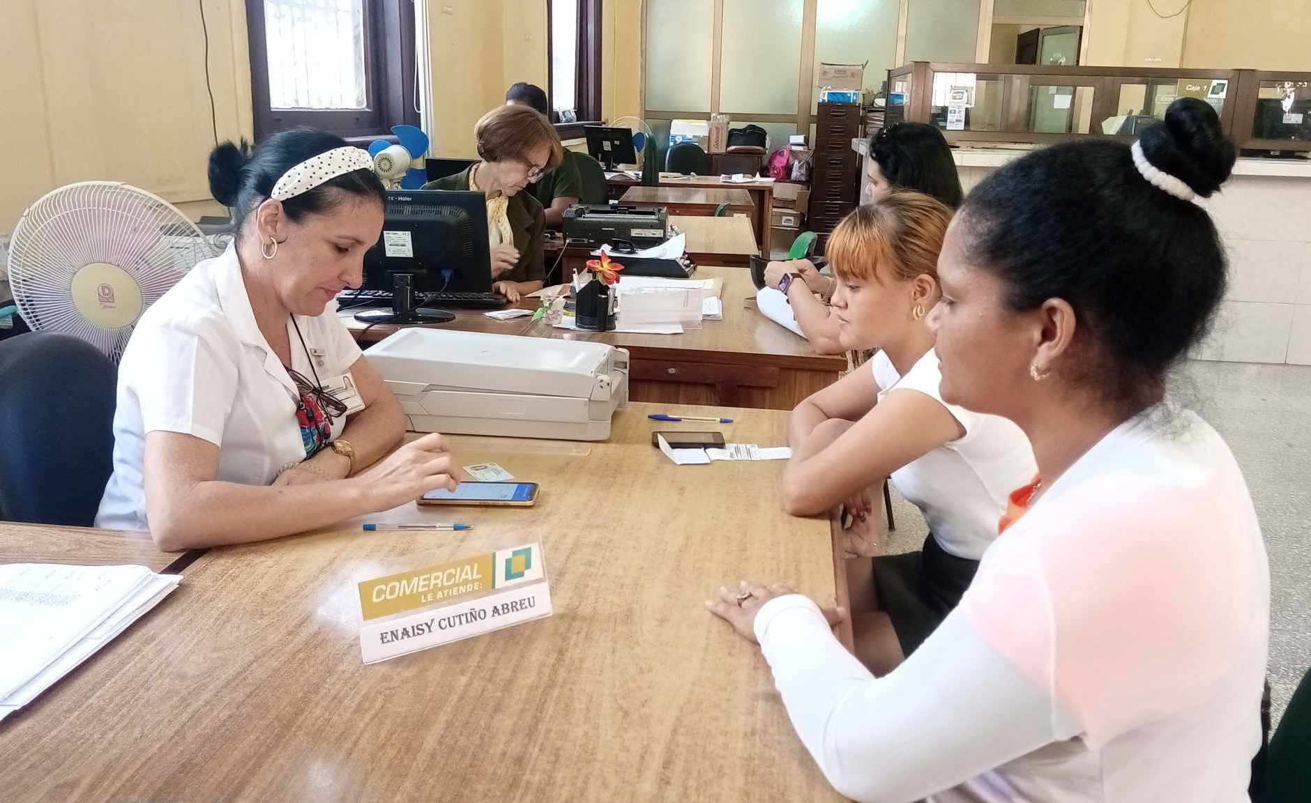 Les employés de banque de Camagüey poursuivent leur travail crucial (+ Photo) 