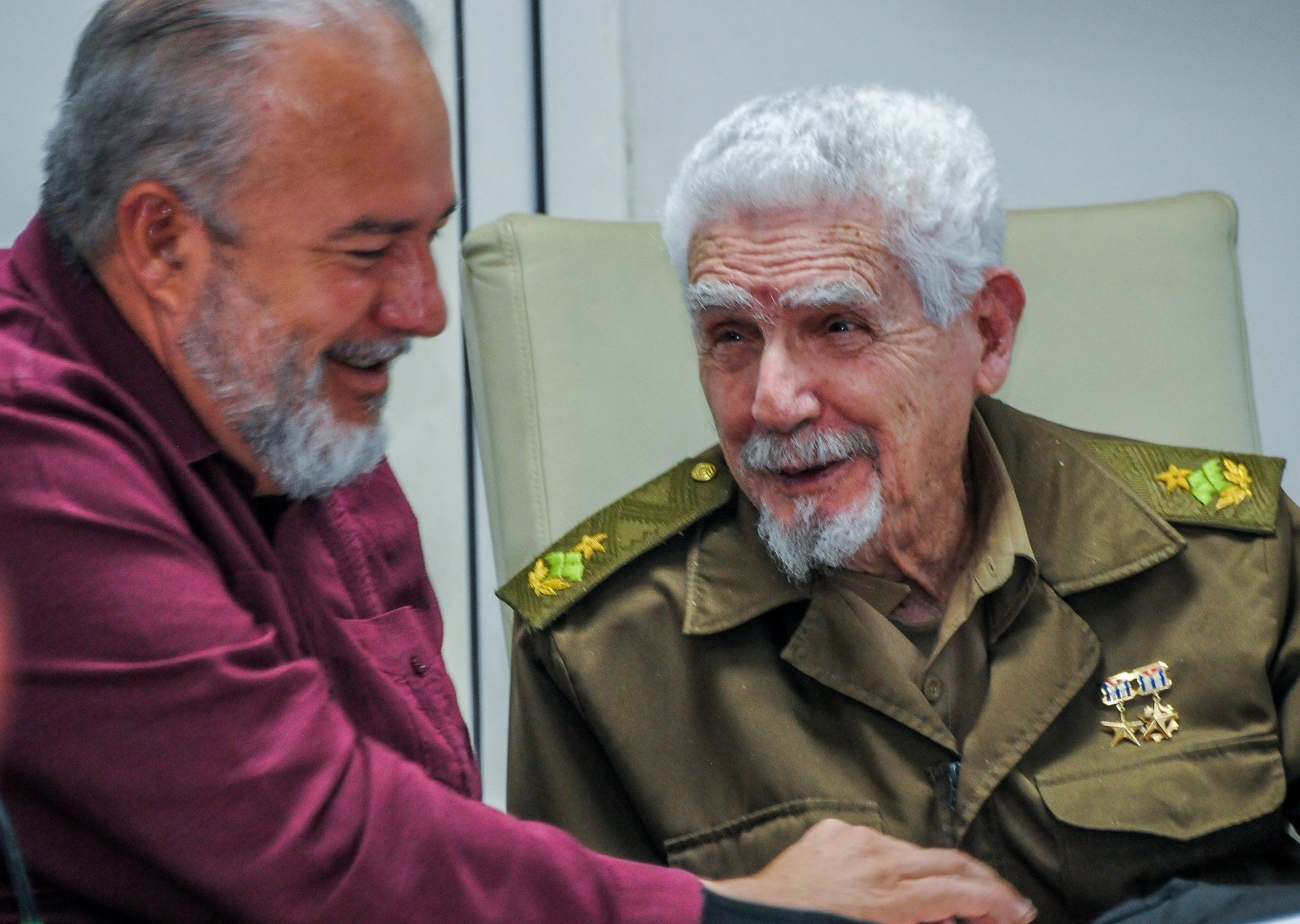 Primer Ministro de Cuba felicita a comandante de la Revolución