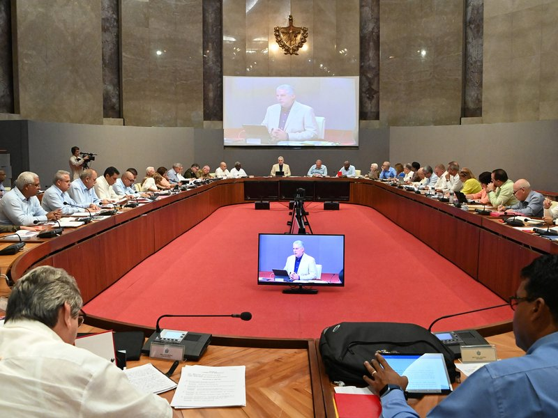 President of Cuba urges to produce more with one's own efforts (+ Photo)