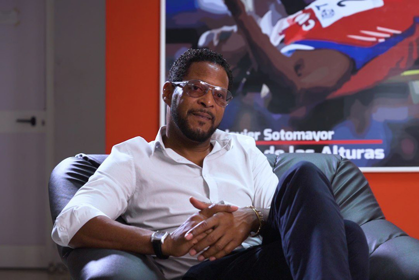 Le président cubain félicite Javier Sotomayor à l'occasion du 30e anniversaire de son record du monde au saut en hauteur