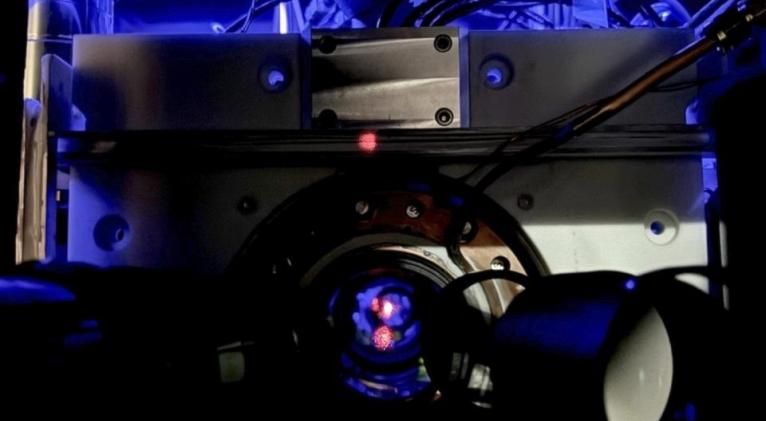 A high-precision atomic clock has been developed.