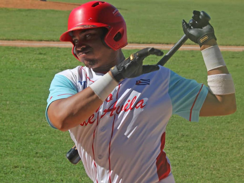 Vegueros y Tigres se abrazan en la cima del béisbol cubano 