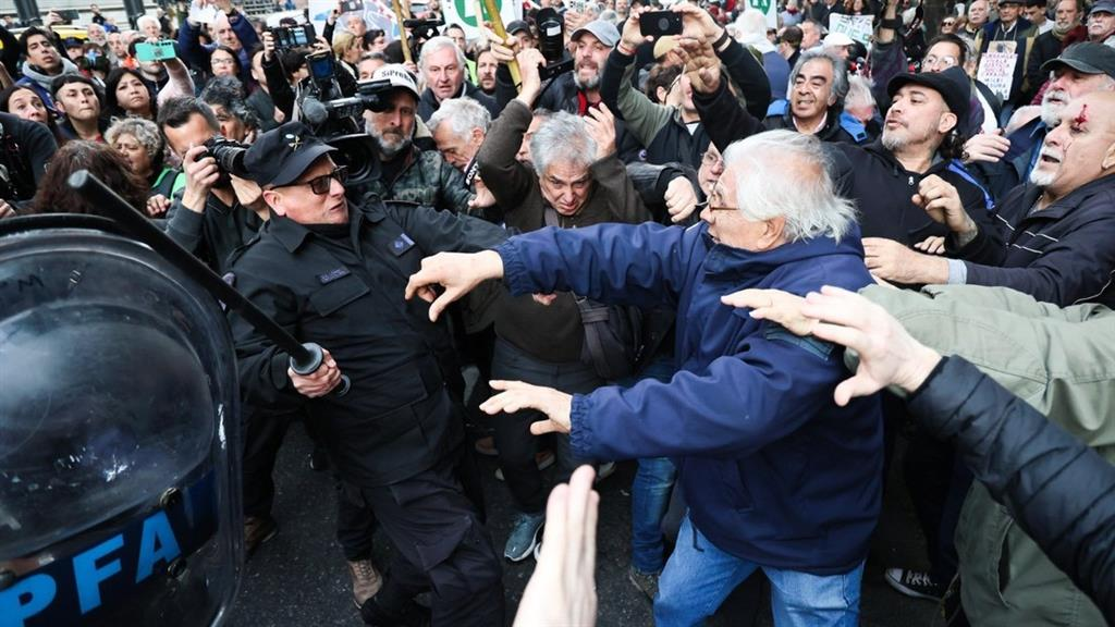  La police argentine charge brutalement une manifestation de retraités et pensionnés