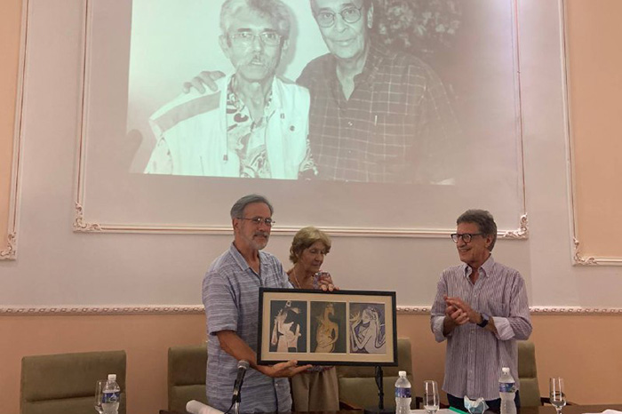 Entrega Unión de Periodistas de Cuba premio al actor Patricio Wood