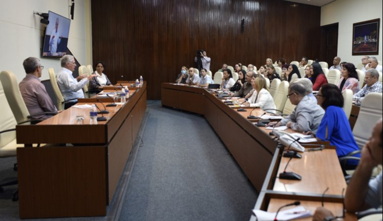 La présidence cubaine rencontre des experts et des scientifiques sur des questions de santé