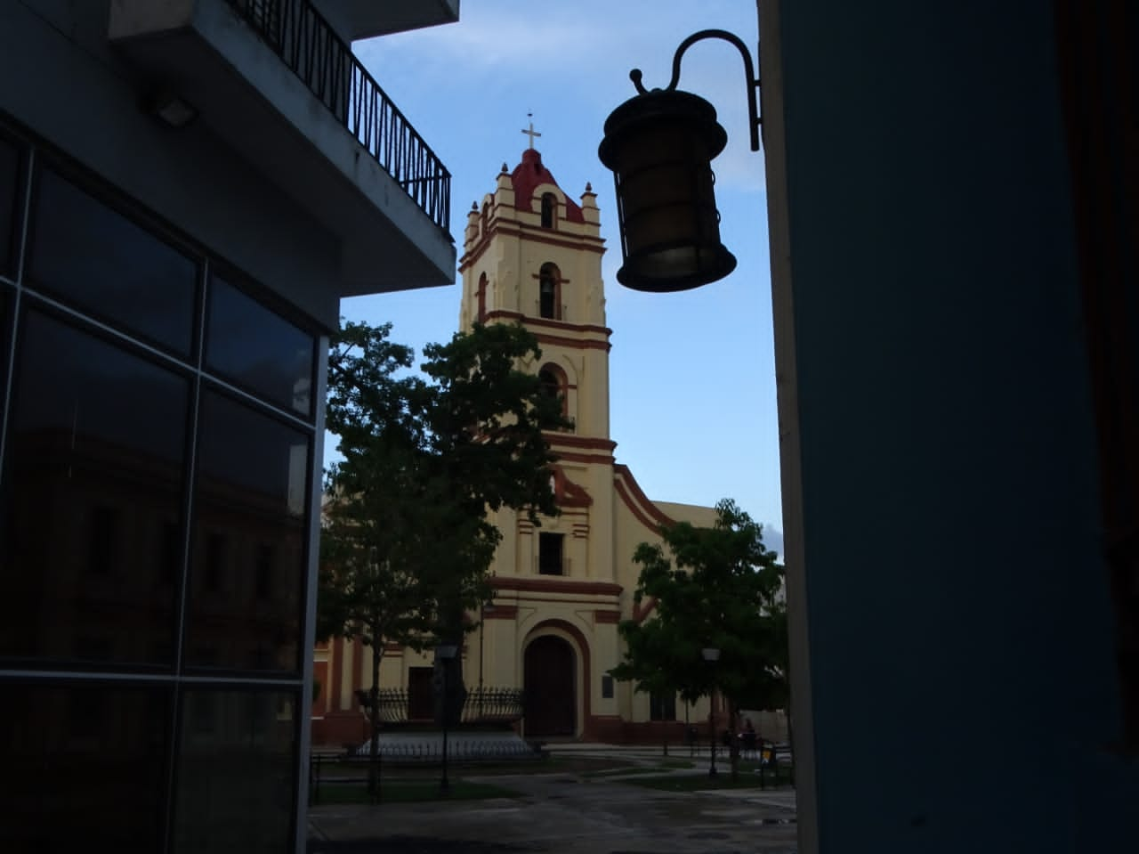 De la estrechez a la grandeza, un anuncio