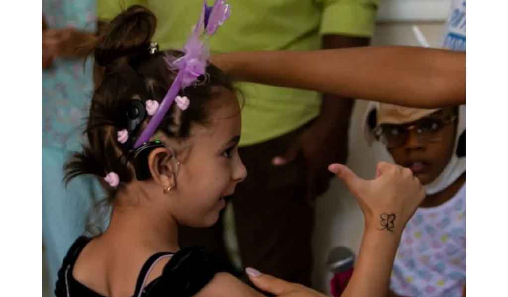 Diaz-Canel salue le développement du programme d’implant cochléaire à Cuba