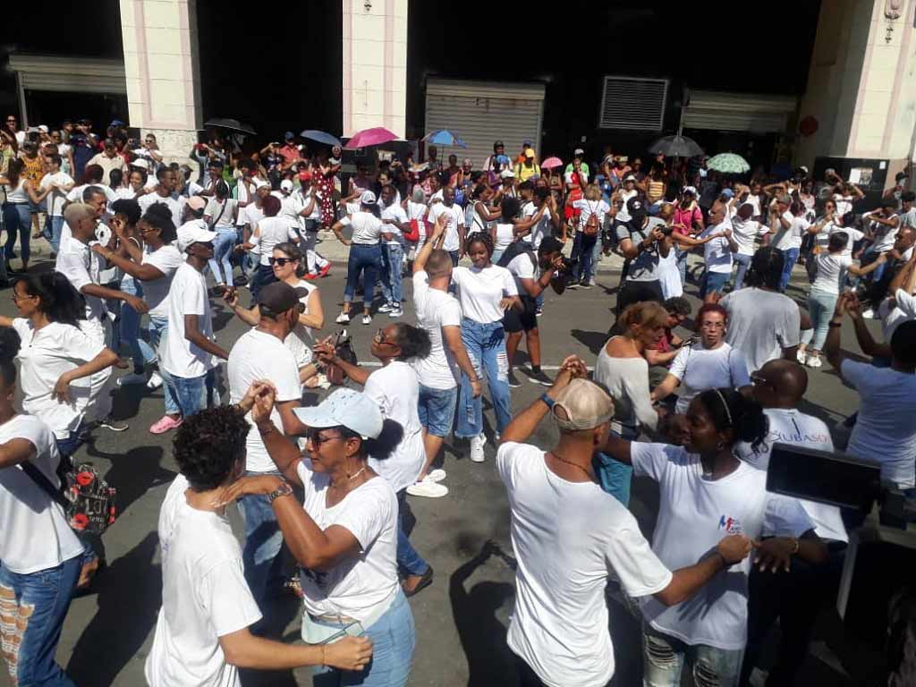 Casino Salsa Round Dancing close to breaking Guinness Record