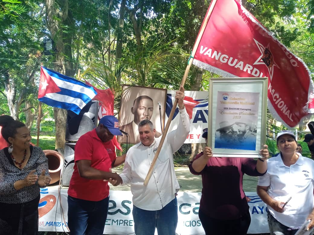 Quinta bandera de Vanguardia Nacional para colectivo de EsAzúcar en Camagüey (+ Fotos)