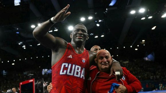 Leyendas vivas de la lucha cubana: Mijaín López y Raúl Trujillo inician asesoría en China