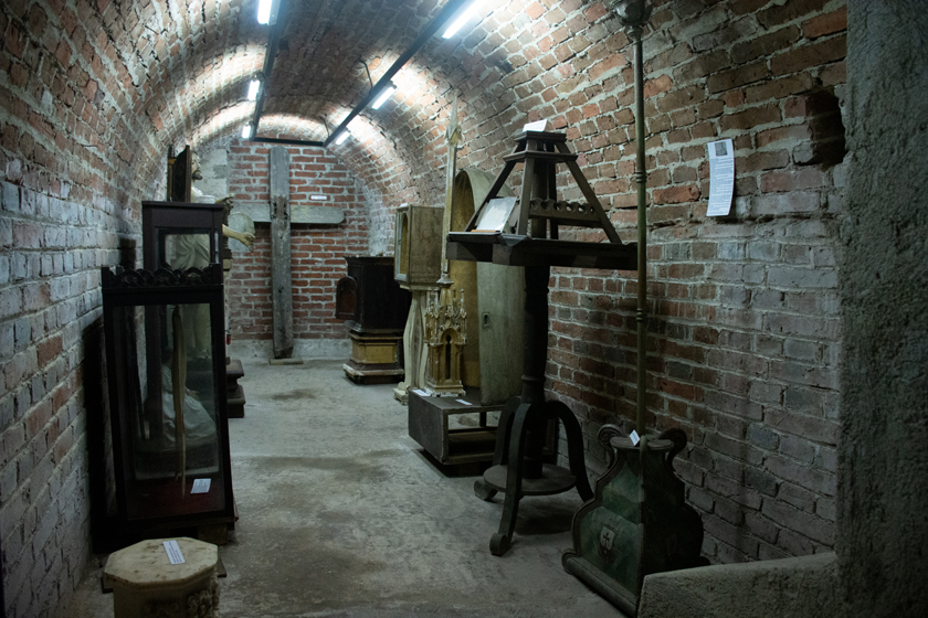 The hidden cemetery of the Church of Our Lady Of Mercy (+ photos)