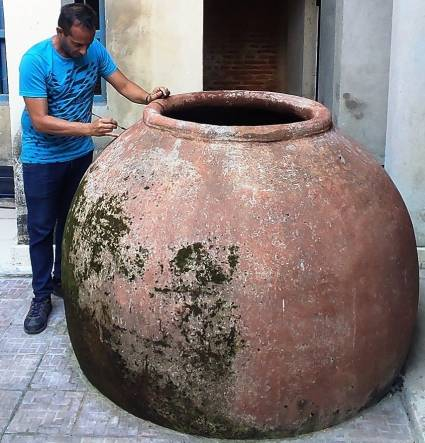 Joya de cerámica roja en Camagüey