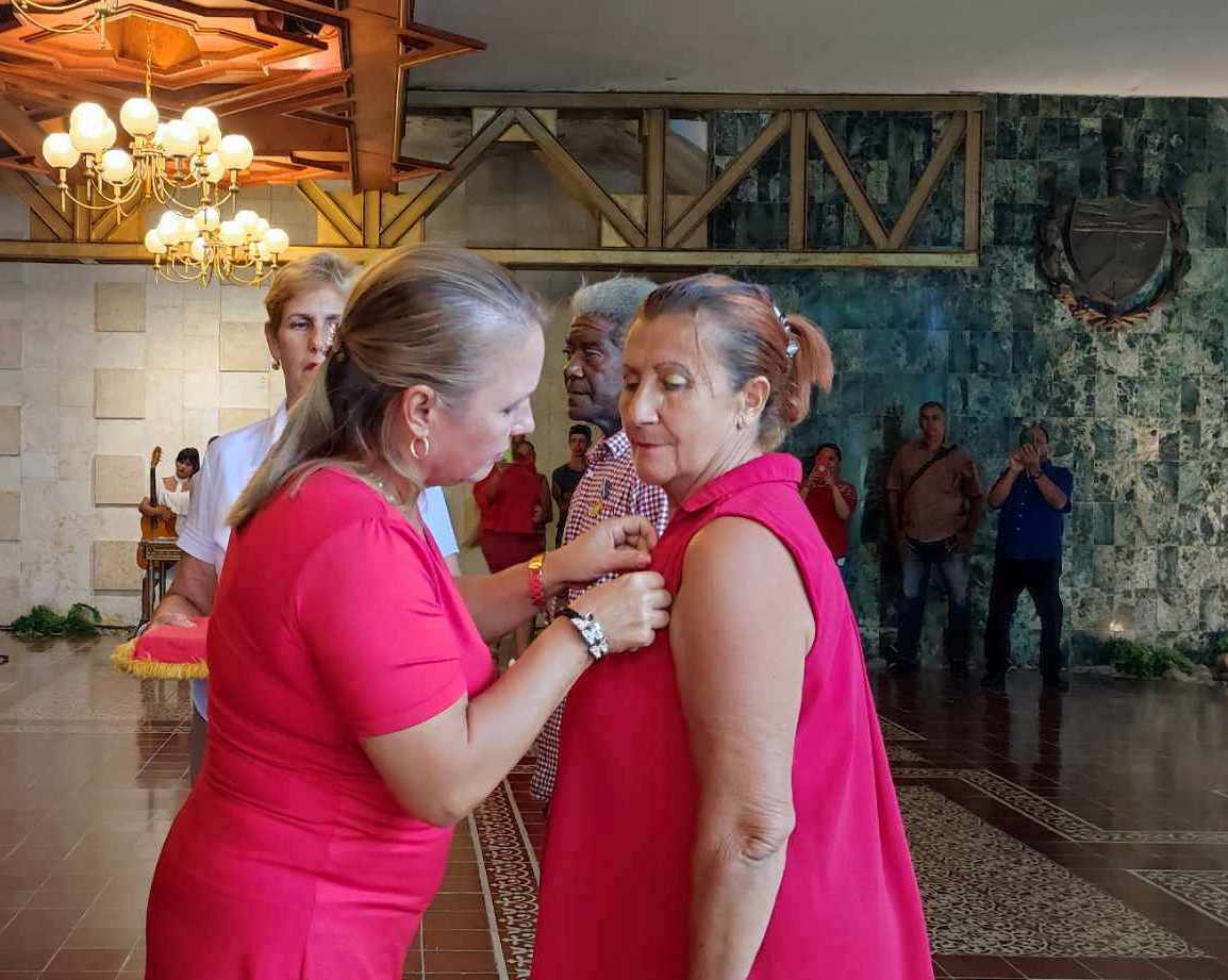Condecoran en Camagüey a miembros de los Comités de Defensa de la Revolución (+ Foto)