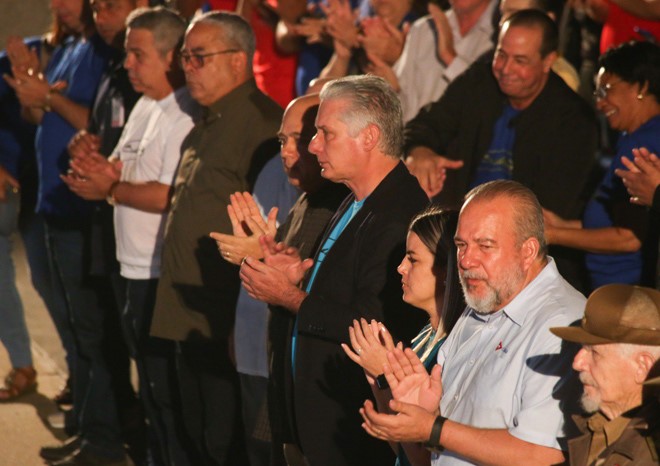 Rinden homenaje a Fidel desde escalinata de la Universidad de La Habana (+ Fotos)