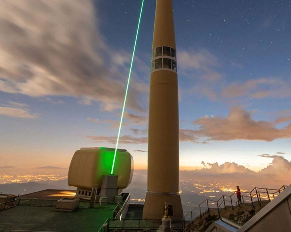 Disparar un láser al cielo: una posible alternativa a los pararrayos