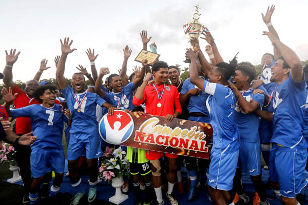 Presidente de la Fifa felicita al equipo de fútbol de La Habana