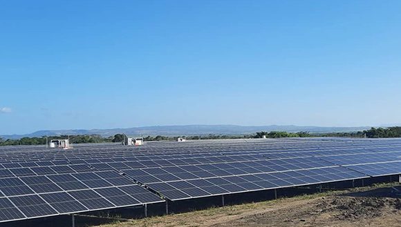 Parque Solar Rafael Reyes sincronizado al SEN en Santiago de Cuba