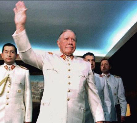 L'Argentine retire des décorations au dictateur chilien Augusto Pinochet