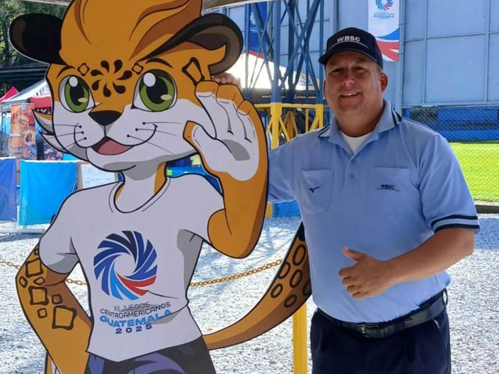 Árbitro García de Cuba en sóftbol de XII Juegos Centroamericanos