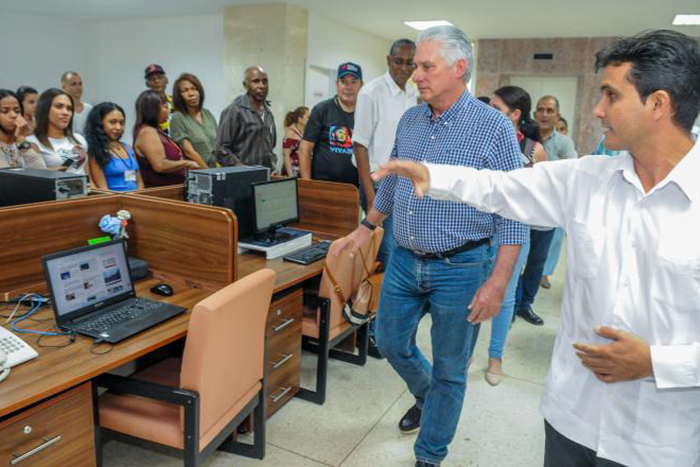 Cuban President visited the headquarters of the Granma newspaper