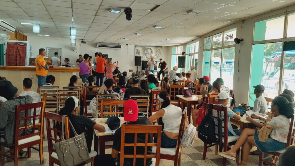  Young artists from Camagüey exchange with the musical group D'Cuba
