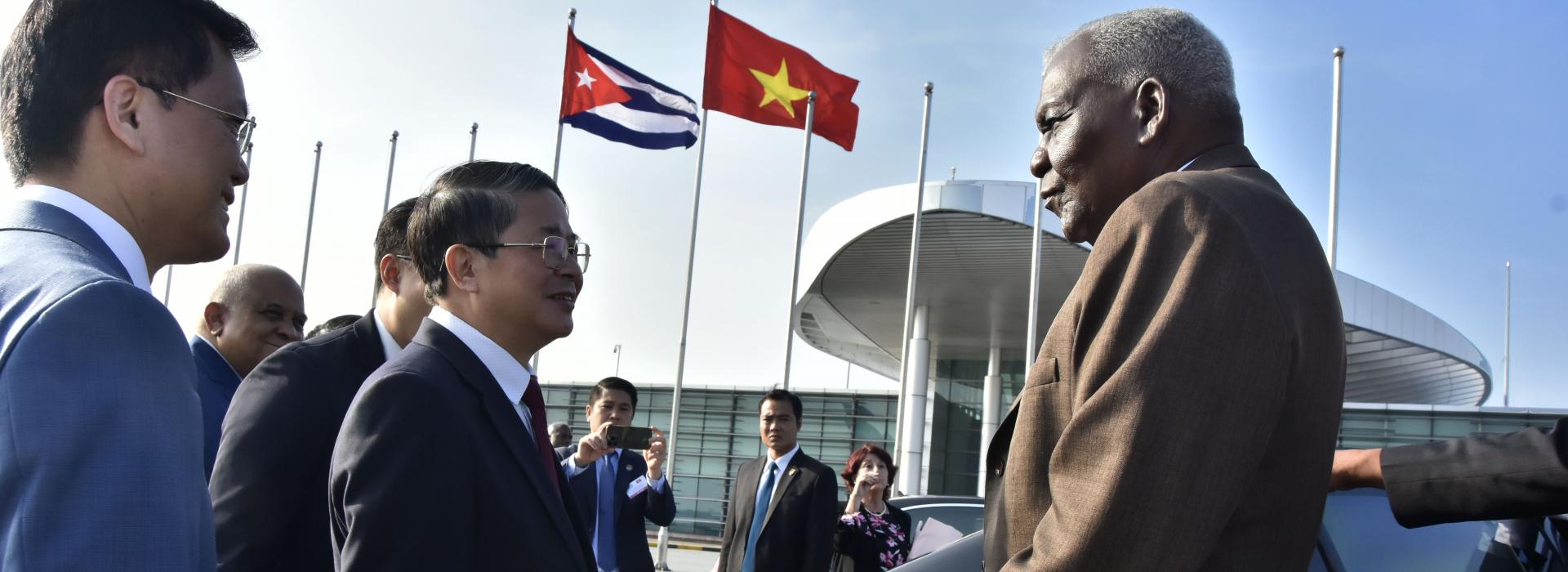 Esteban Lazo on official visit to Vietnam (+ Photos and Post)