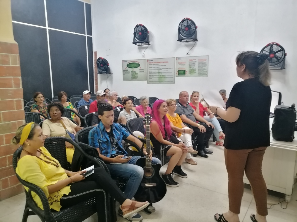 Retirees from Pharmacies and Opticians of Camagüey share scientific experiences (+ Photos)