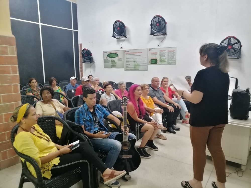 Jubilados de Farmacias y Ópticas de Camagüey comparten experiencias científicas (+ Fotos)
