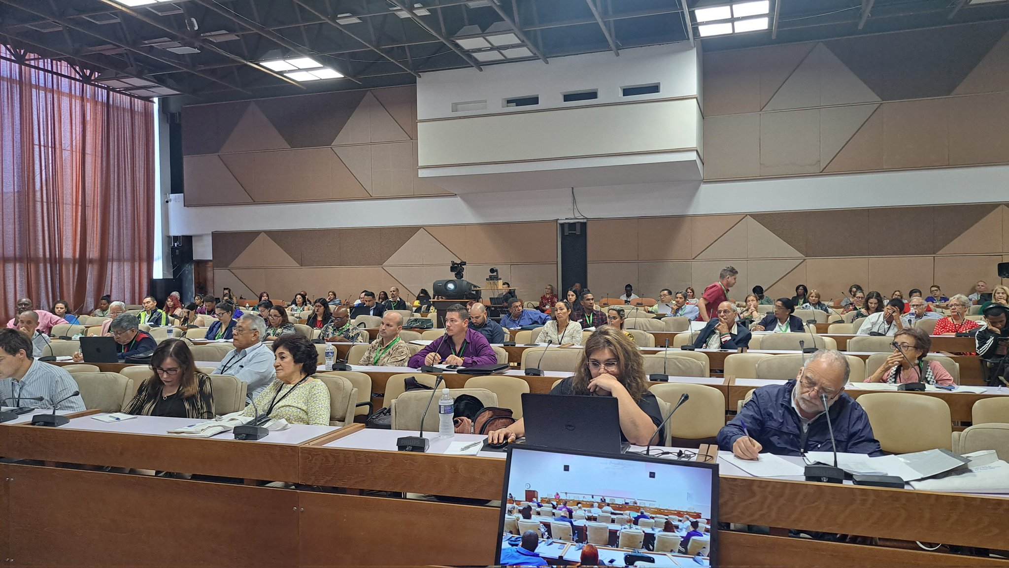 Reclaman académicos luchar por un nuevo orden económico mundial