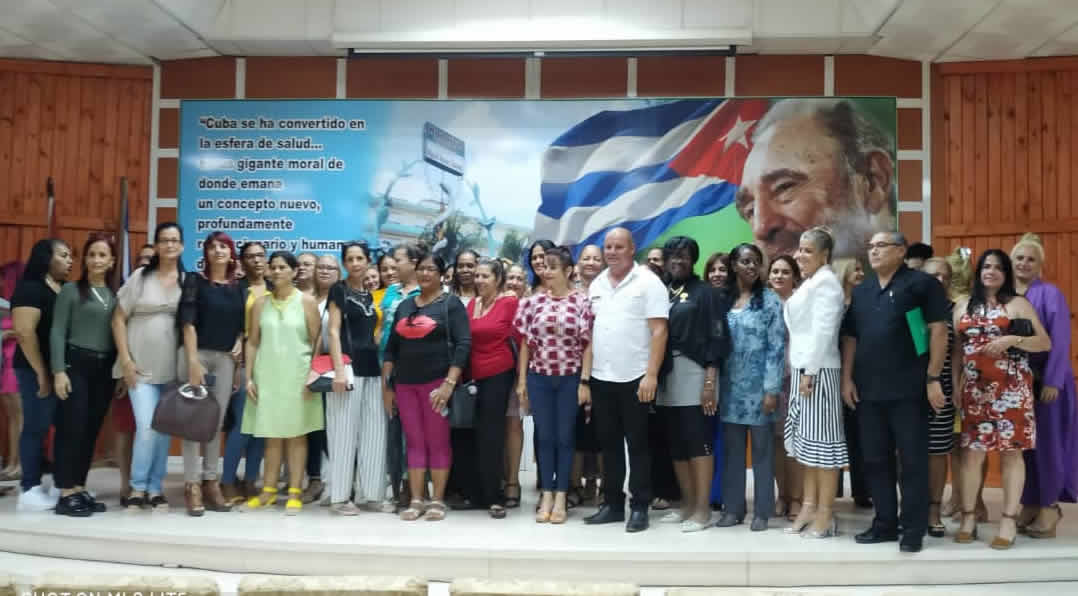 Distinguen a consagrados trabajadores de Farmacias y Ópticas en Camagüey (+ Fotos)