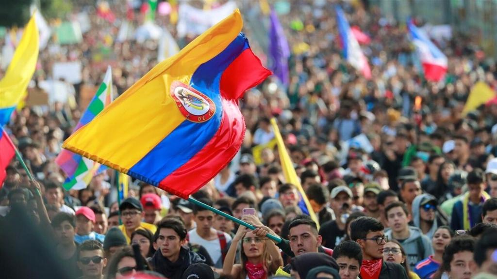 Miles de manifestantes marcharon en Colombia para apoyar reformas