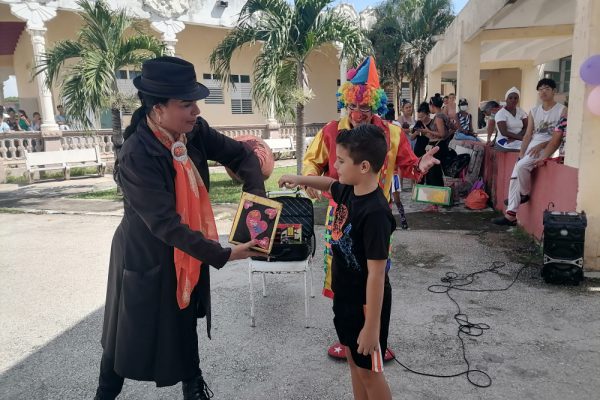 Risas y magia: un encuentro cultural en el Hospital Pediátrico de Camagüey (+ Fotos)