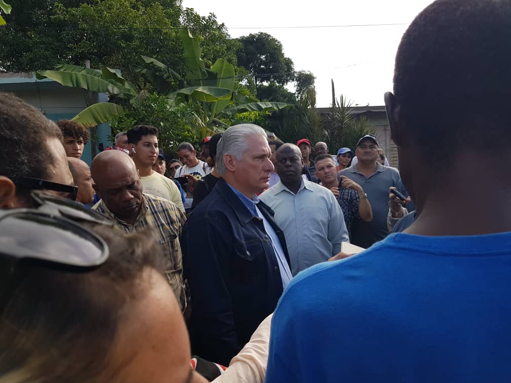Visita Díaz-Canel reparto Victoria de Girón en la ciudad de Camagüey