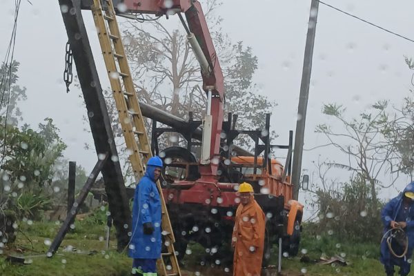 Electricistas de Camagüey enfrentan desafíos en Baracoa tras el huracán Oscar (+ Fotos)