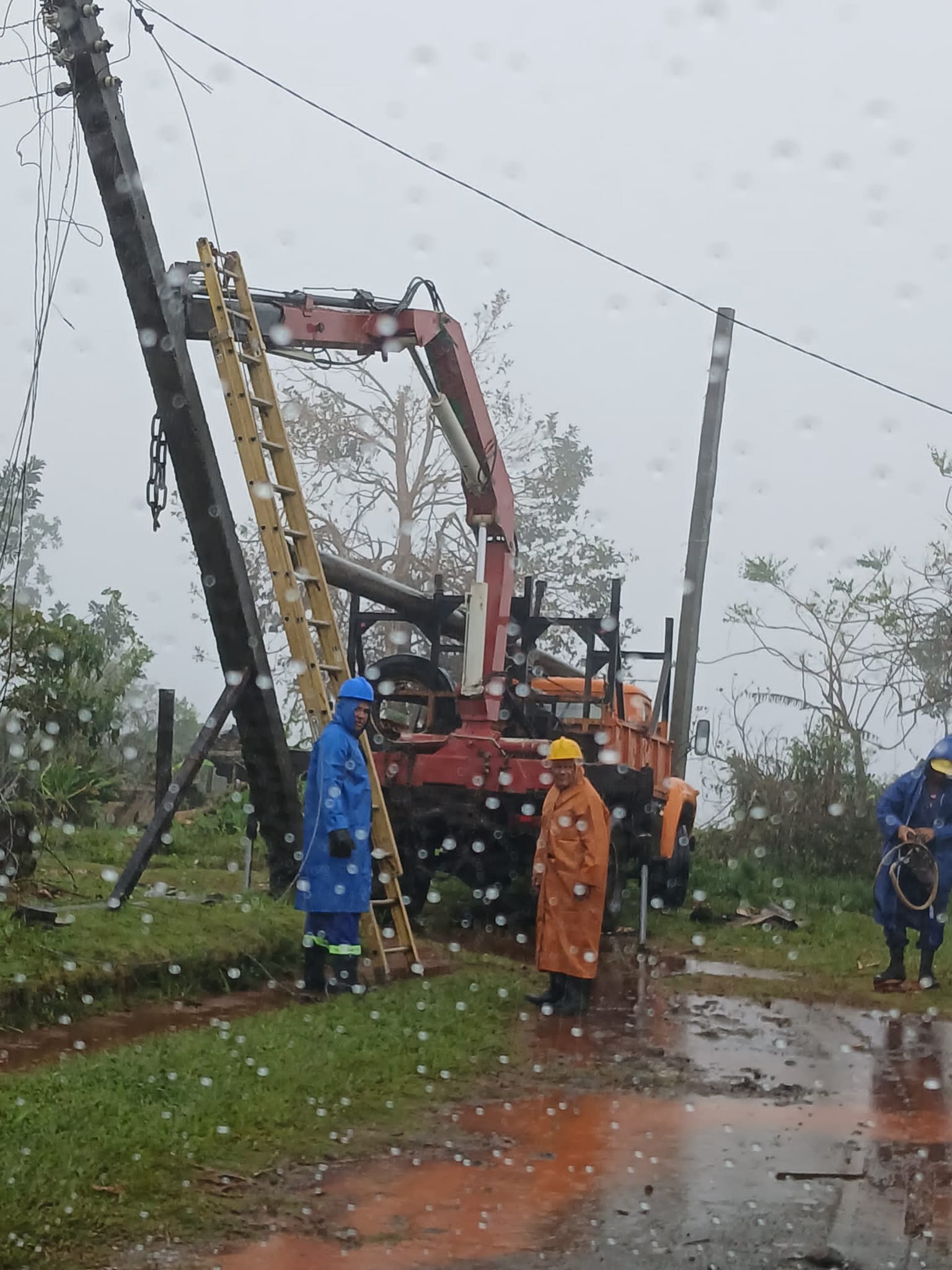Electricistas de Camagüey enfrentan desafíos en Baracoa tras el huracán Oscar (+ Fotos)