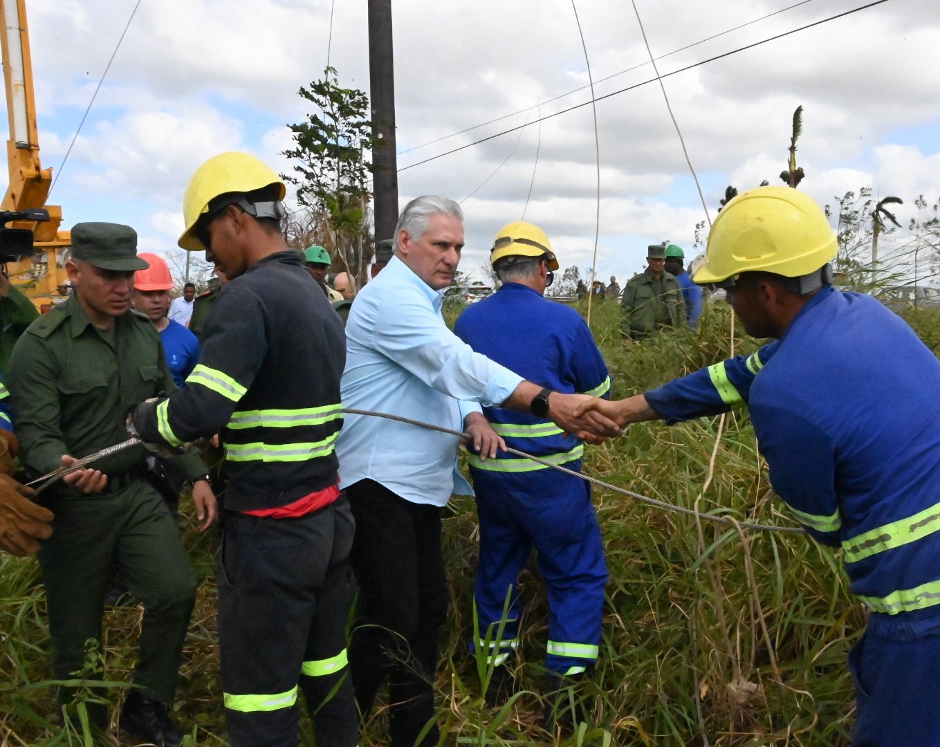 Díaz-Canel visita a electricistas de Camagüey en Artemisa (+ Fotos y Video)