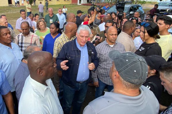 Intercambia Díaz-Canel con vecinos de comunidad camagüeyana