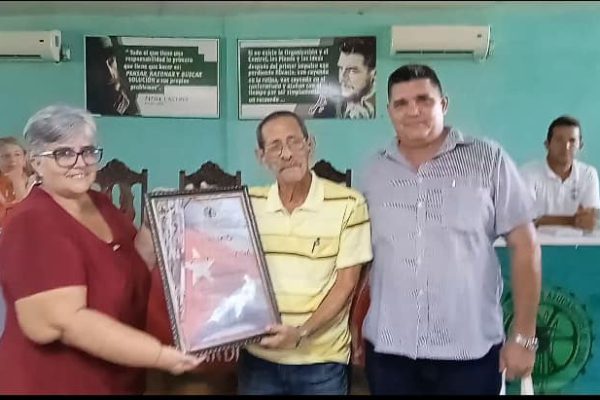 Consagrados trabajadores azucareros reciben el Premio por la Obra de la Vida