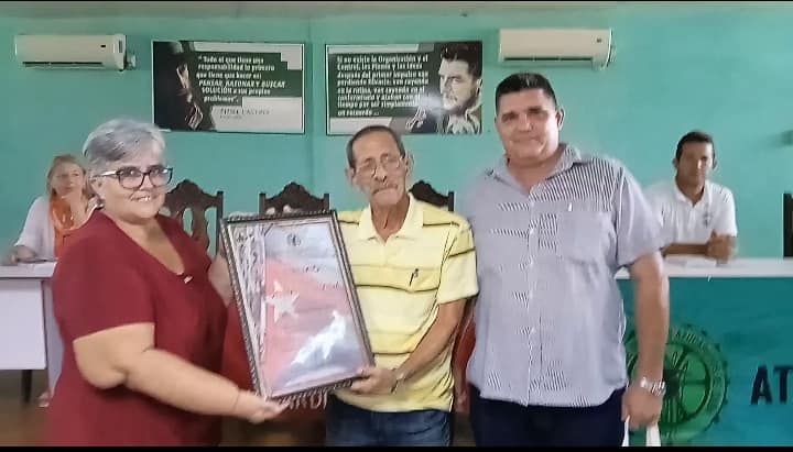 Consagrados trabajadores azucareros reciben el Premio por la Obra de la Vida