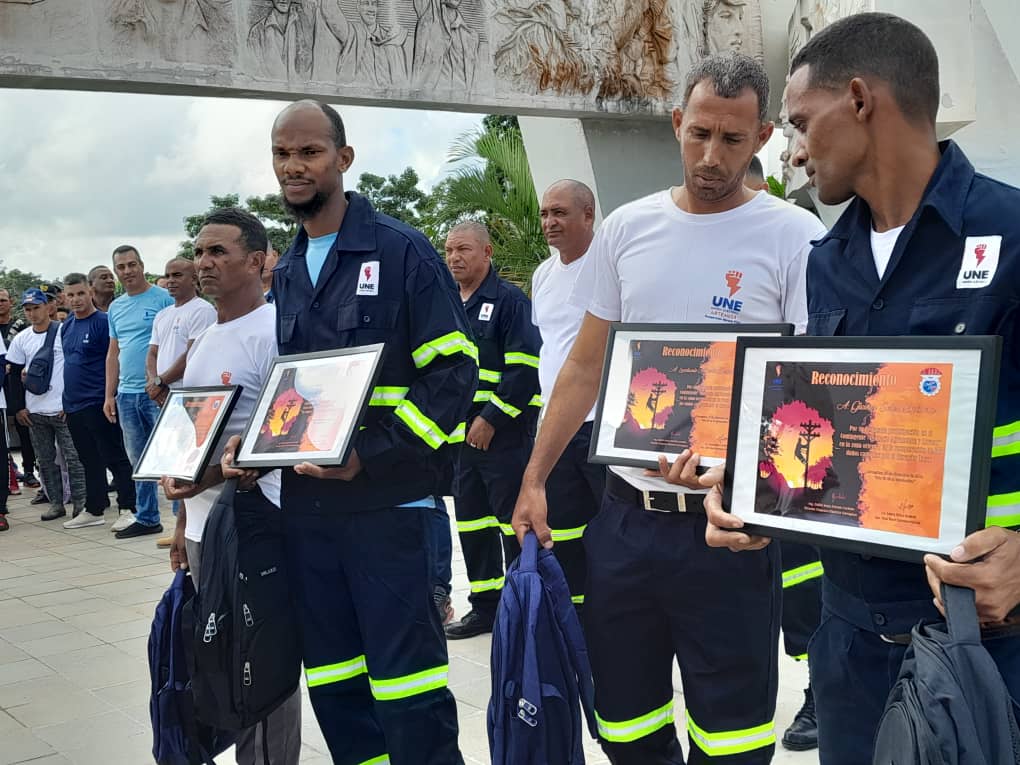 Trabajadores de la Empresa Eléctrica de Camagüey reconocidos por su heroica labor